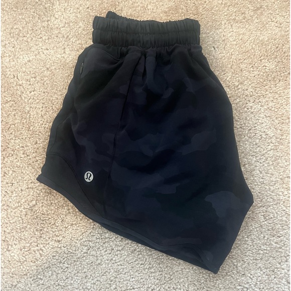lululemon black camo hotty hot low rise 4 in - Picture 3 of 3